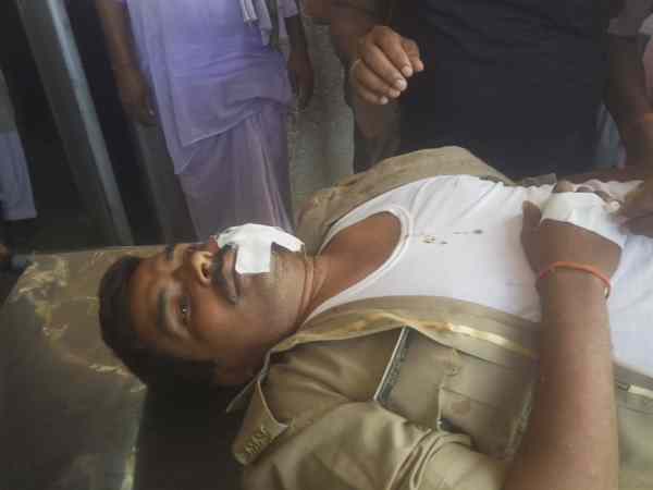 पुलिस की जीप खाई में गिरी, 1 सिपाही की मौत, 3 की हालत नाजुक