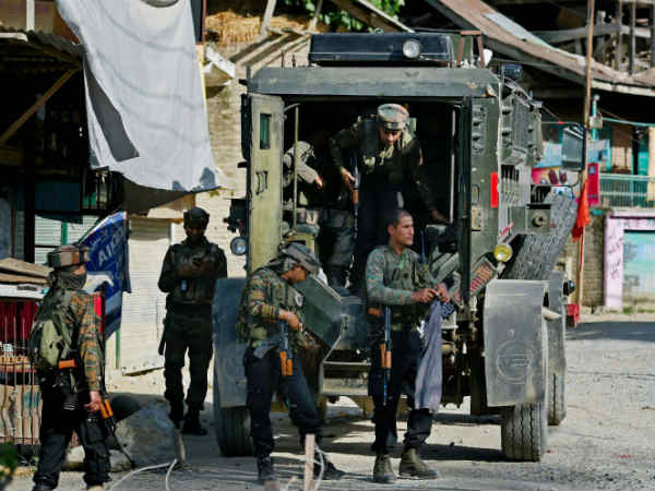 Video: अनंतनाग में छिपे लश्कर के आतंकी बशीर लश्करी के बचाव में आए गांववाले Video: अनंतनाग में छिपे लश्कर के आतंकी बशीर लश्करी के बचाव में आए गांववाले