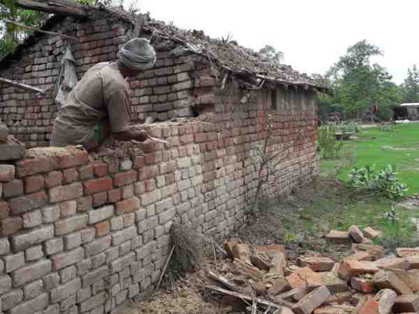 घाघरा उफनाई, अपने घरों को उजाड़कर कहीं और जाने को मजबूर लोग