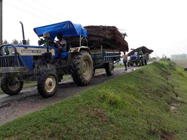 घाघरा उफनाई, अपने घरों को उजाड़कर कहीं और जाने को मजबूर लोग