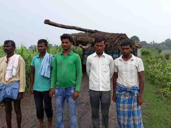 घाघरा उफनाई, अपने घरों को उजाड़कर कहीं और जाने को मजबूर लोग