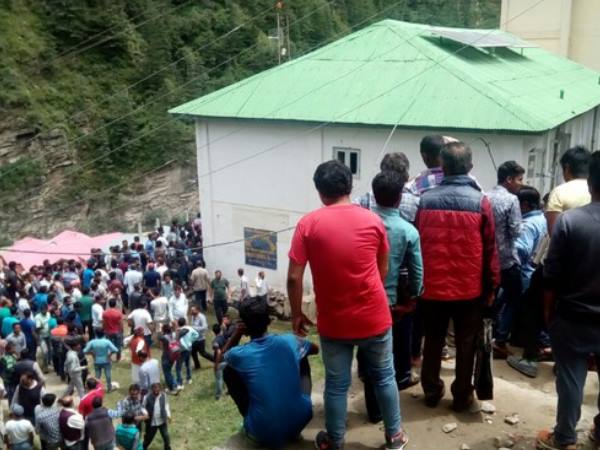 परेशान ग्रामीण खुद कह रहे है सैंपल लेने के लिए परेशान ग्रामीण खुद कह रहे है सैंपल लेने के लिए