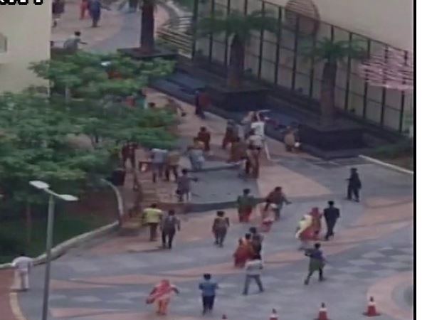 नोएडा मे एक भीड़ ने किया सोसायटी पर हमला नोएडा मे एक भीड़ ने किया सोसायटी पर हमला