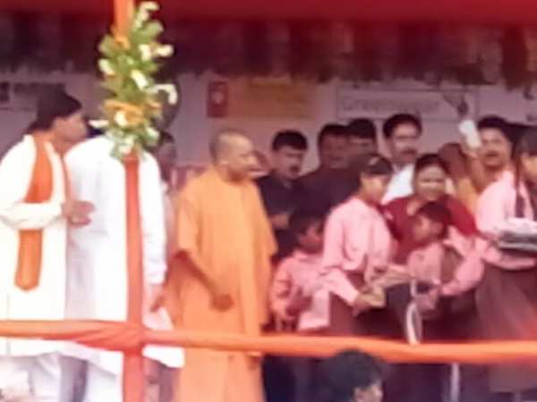 वाराणसी में सीएम योगी, आदर्श गांंव में बने मंच पर गिरी बिजली