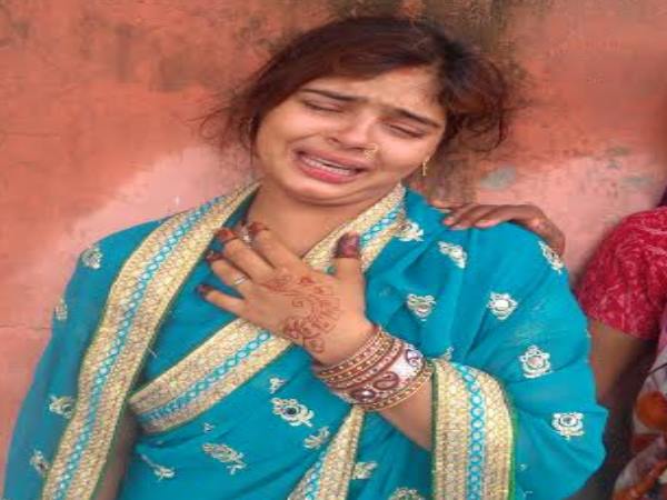 PICs: साले ने कर दी जीजा की हत्या, बार-बार बेहोश हो रही है बेटी