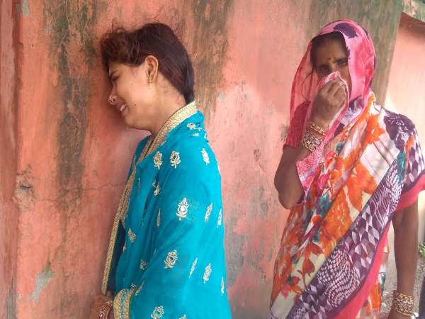 PICs: साले ने कर दी जीजा की हत्या, बार-बार बेहोश हो रही है बेटी