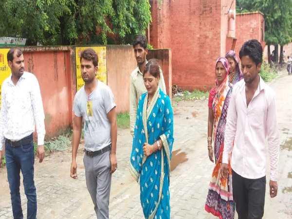 PICs: साले ने कर दी जीजा की हत्या, बार-बार बेहोश हो रही है बेटी
