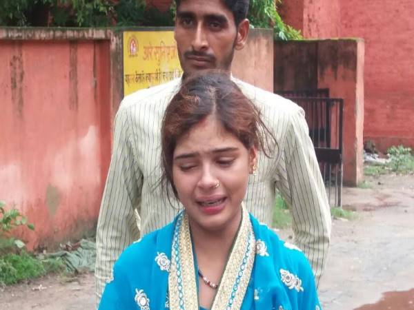 PICs: साले ने कर दी जीजा की हत्या, बार-बार बेहोश हो रही है बेटी