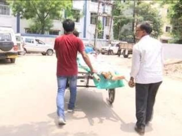 बेटे के शव को लेकर 8 किमी. पैदल चला पिता, ठेला आया काम नहीं आई एंबुलेंस बेटे के शव को लेकर 8 किमी. पैदल चला पिता, ठेला आया काम नहीं आई एंबुलेंस