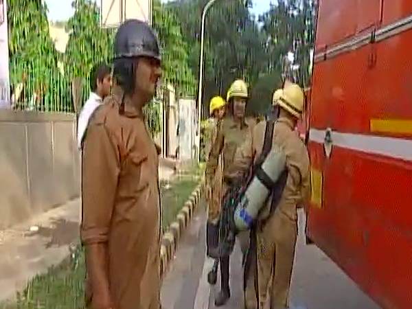 दिल्ली: लोकनायक भवन में लगी भीषण आग, फायर ब्रिगेड की 25 गाड़ियां मौके पर