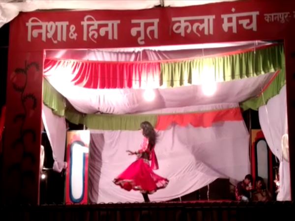 धार्मिक मेले के नाम पर बार बालाओं का अश्लील डांस, नोट उड़ाने को लेकर दो गुट भिड़े