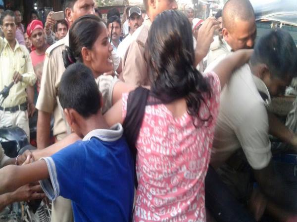 PICs: नशेड़ी जीजा और उसकी सालियों का पुलिस के खिलाफ हाई प्रोफाइल ड्रामा