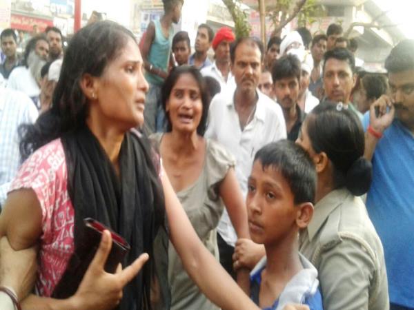 PICs: नशेड़ी जीजा और उसकी सालियों का पुलिस के खिलाफ हाई प्रोफाइल ड्रामा