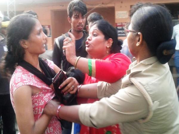 PICs: नशेड़ी जीजा और उसकी सालियों का पुलिस के खिलाफ हाई प्रोफाइल ड्रामा