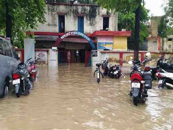 पुलिस थाना पानी में डूबा, पैंट उतार कर थाने से बाहर निकले सिपाही