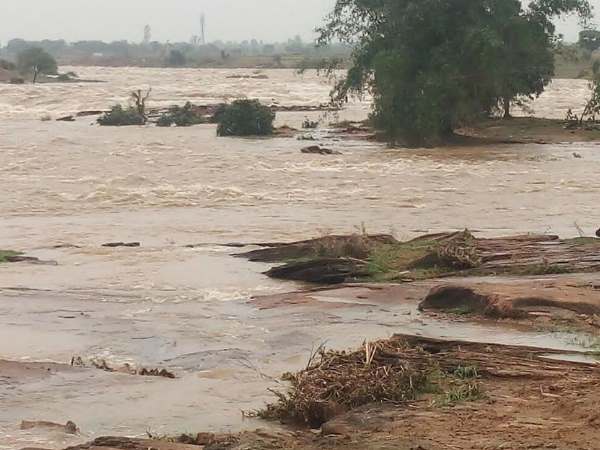 आधी रात को मौत बनकर वहां आई बाढ़ जहां पहले नहीं आई थी कभी, बह गए 6 लोगों में 2 शव बरामद आधी रात को मौत बनकर वहां आई बाढ़ जहां पहले नहीं आई थी कभी, बह गए 6 लोगों में 2 शव बरामद