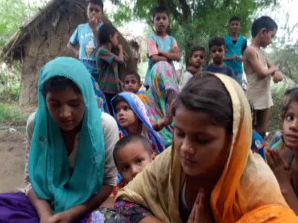 गांव की खुशहाली के लिए दो किशोरियों ने लिया प्रण, सब टकटकी लगाए देख रहे हैं घड़ी