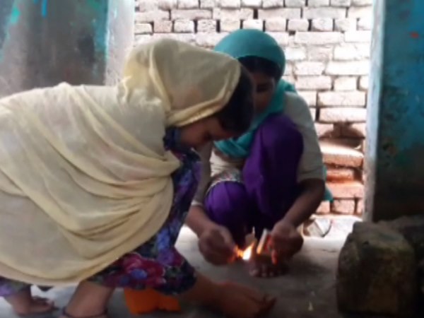 गांव की खुशहाली के लिए दो किशोरियों ने लिया प्रण, सब टकटकी लगाए देख रहे हैं घड़ी