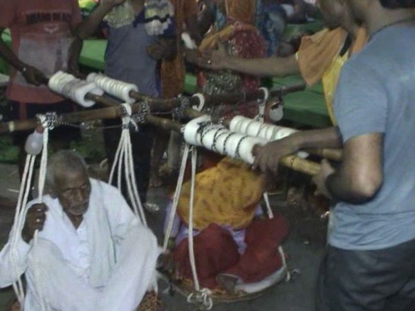 VIDEO: कांवड़ में मां-बाप को बैठाकर करवाता है तीर्थ, कहता है- यही मेरे भगवान