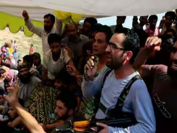 कश्मीर: आतंकी के अंतिम संस्कार में शामिल हुआ हिजबुल का कमांडर कश्मीर: आतंकी के अंतिम संस्कार में शामिल हुआ हिजबुल का कमांडर