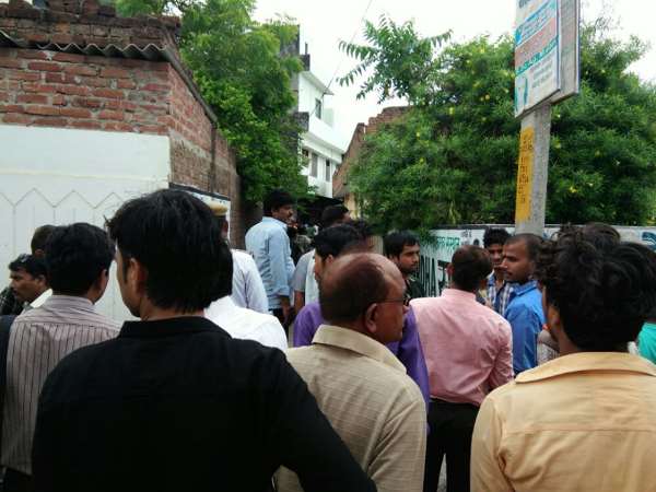 यूपी में बेखौफ लुटेरे, बैंक में हैंडग्रेनेड फोड़कर की लूटपाट यूपी में बेखौफ लुटेरे, बैंक में हैंडग्रेनेड फोड़कर की लूटपाट