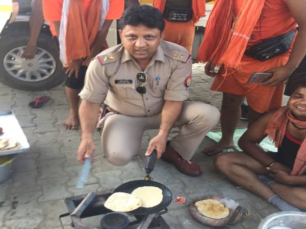 PICS: मुस्लिम दरोगा ने पेश की गंगा-जमुनी मिसाल, तस्वीरें देख बदल जाएगा नजरिया!