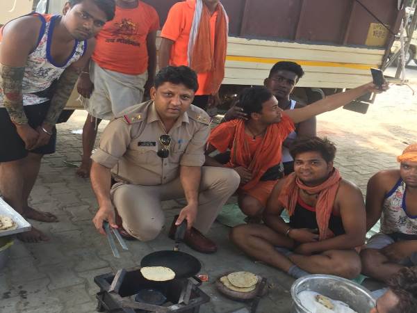 PICS: मुस्लिम दरोगा ने पेश की गंगा-जमुनी मिसाल, तस्वीरें देख बदल जाएगा नजरिया!