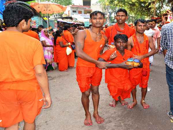 PICs: भगवान भोलेनाथ के श्रद्धालु कांवरियों ने पेश की दोस्ती की मिसाल 