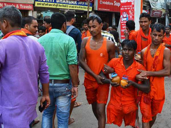 PICs: भगवान भोलेनाथ के श्रद्धालु कांवरियों ने पेश की दोस्ती की मिसाल 