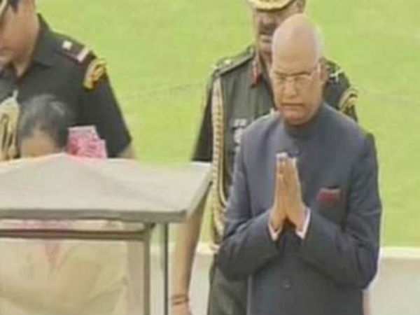 LIVE: राजघाट पहुंचे रामनाथ कोविंद ने बापू को दी श्रद्धांजलि