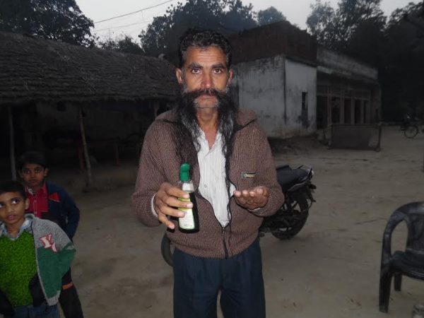 PICs: अवॉर्ड पाने के लिए 'ठाकुर' ने लौकी का तेल लगाकर इस तरह बढ़ाई अपनी मूंछ