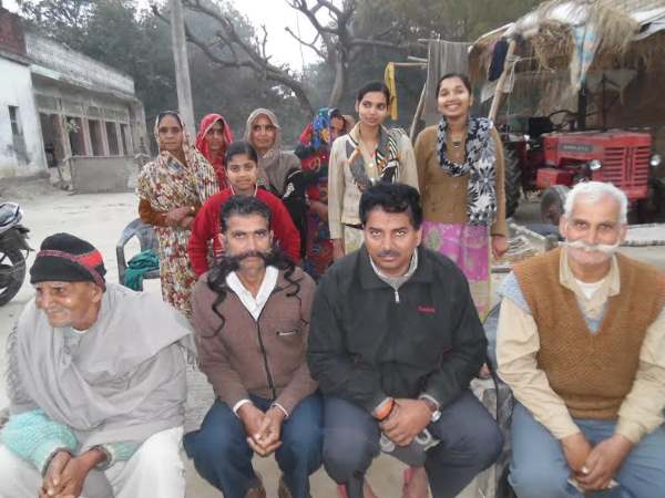 PICs: अवॉर्ड पाने के लिए 'ठाकुर' ने लौकी का तेल लगाकर इस तरह बढ़ाई अपनी मूंछ