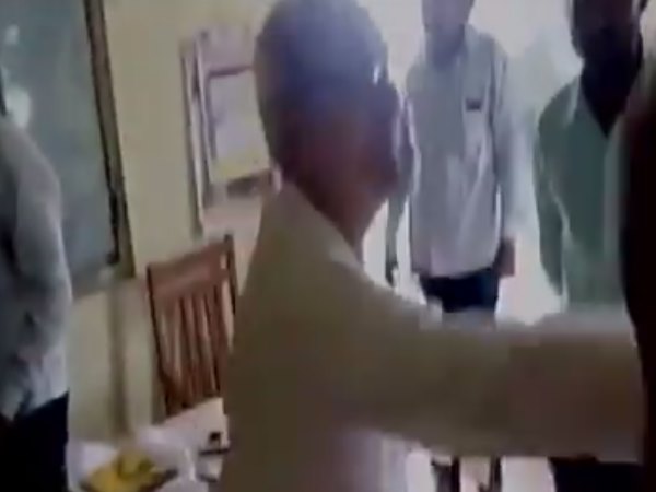 गृह राज्य मंत्री के पिता ने स्कूल कर्मचारी को मारा थप्पड़, Video वायरल गृह राज्य मंत्री के पिता ने स्कूल कर्मचारी को मारा थप्पड़, Video वायरल