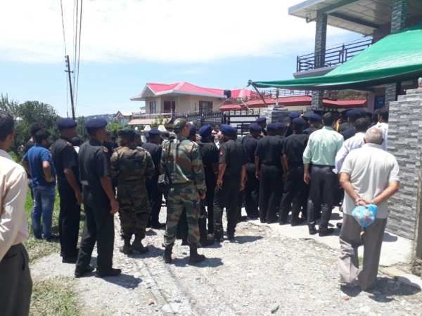 मेजर शिखर थापा की मौत से मां-पिता का फटा कलेजा, पत्नी बेसुध