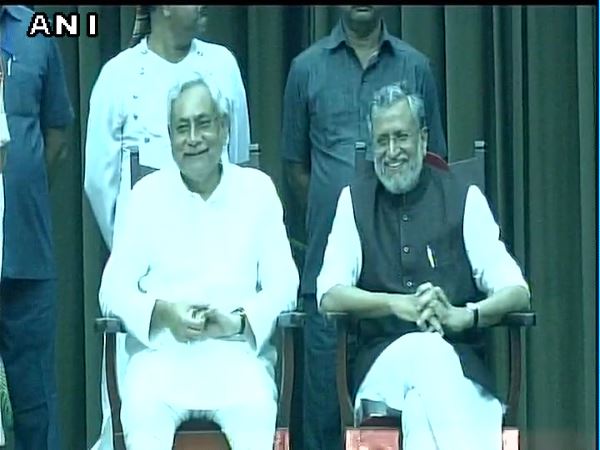 Live: राज्यपाल केशरी नाथ त्रिपाठी ने नीतीश और सुशील मोदी को दिलाई शपथ