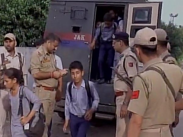 पाकिस्तान की फायरिंग में फंसे 50 स्कूली बच्चों को सेना ने निकाला