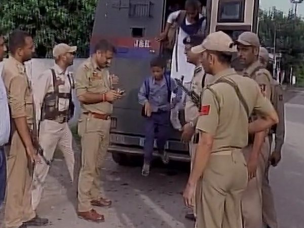 पाकिस्तान की फायरिंग में फंसे 50 स्कूली बच्चों को सेना ने निकाला