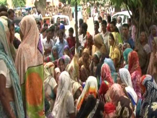 जमीनी विवाद में ग्राम प्रधान पर चलाई गोलियां, बेटे को बचाने आई मां की मौत