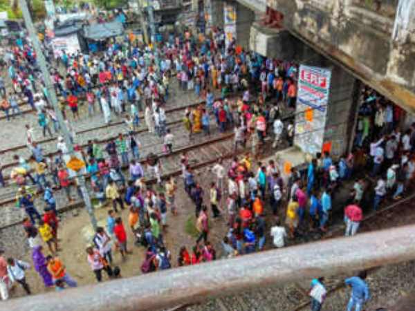 PICs: रेलवे का पुल धंसने से मजदूर की मौत कई घायल, ट्रेनों की आवाजाही बाधित