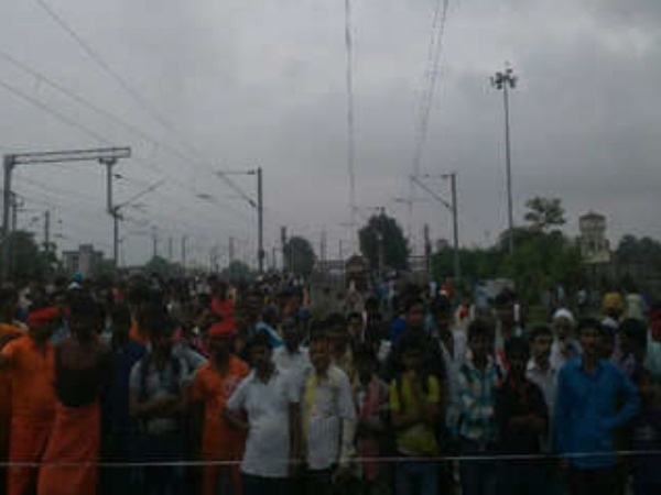 PICs: रेलवे का पुल धंसने से मजदूर की मौत कई घायल, ट्रेनों की आवाजाही बाधित