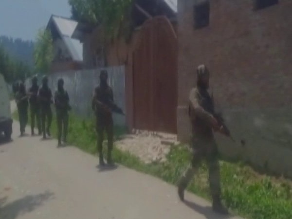 पुलवामा में सुरक्षा बलों ने मारे गिराए दो आतंकी, ऑपरेशन जारी