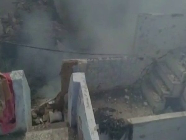 पटाखा फैक्ट्री में धमाके से कई मकानों पर पड़ा असर