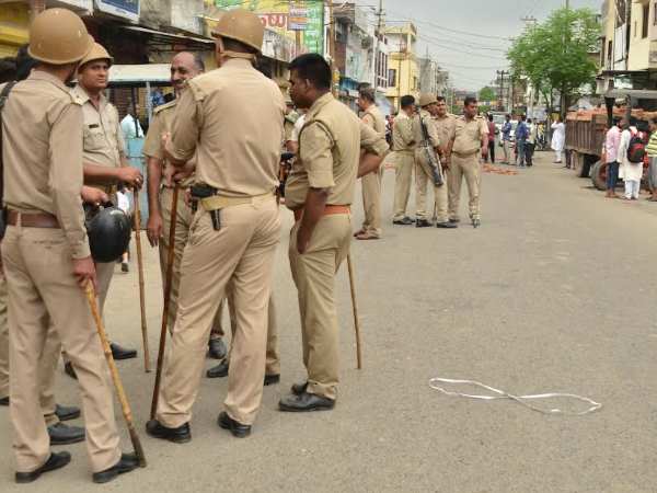 PICs: सहारनपुर में छात्र की मौत पर बवाल, इलाके में भारी सुरक्षा बल तैनात