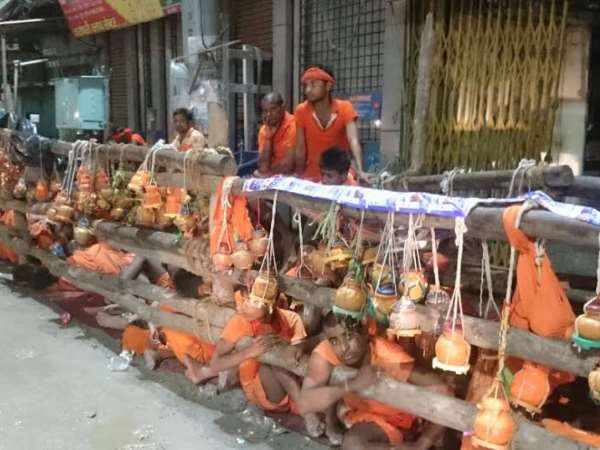 PICs: काशी हुई केसरिया, जानिए इस बार सावन कई मायनों में कैसे है खास?