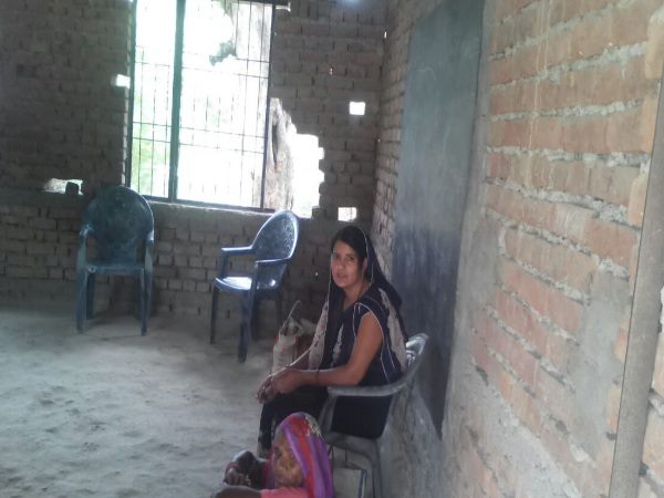 PICs: लकड़ियां बीनकर लाते हैं छात्र तो मिलता है मिड-डे