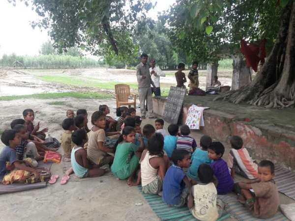 PICs: बाढ़ की चपेट में ढह गया स्कूल, ऐसे संवारे जा रहे हैं बच्चों के भविष्य 