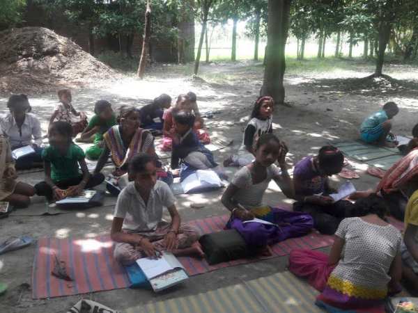 PICs: बाढ़ की चपेट में ढह गया स्कूल, ऐसे संवारे जा रहे हैं बच्चों के भविष्य 