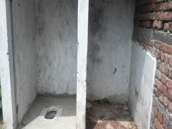 PICs: लकड़ियां बीनकर लाते हैं छात्र तो मिलता है मिड-डे