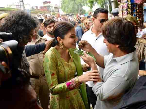 अनुष्का-शाहरुख ने बनारसी पान खाकर खोला बंद अकल का ताला PICS