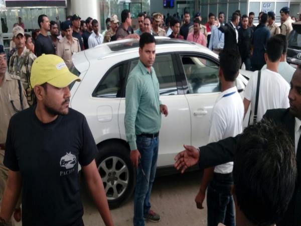 PICs: 'जब हैरी मेट सेजल' के लिए काशी पहुंचे शाहरुख-अनुष्का 